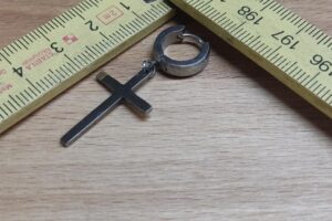 Edelstahl Ohrring mit Kruzifix