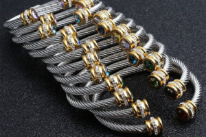 Luxus Titan Armbänder mit verschiedenen Steinen